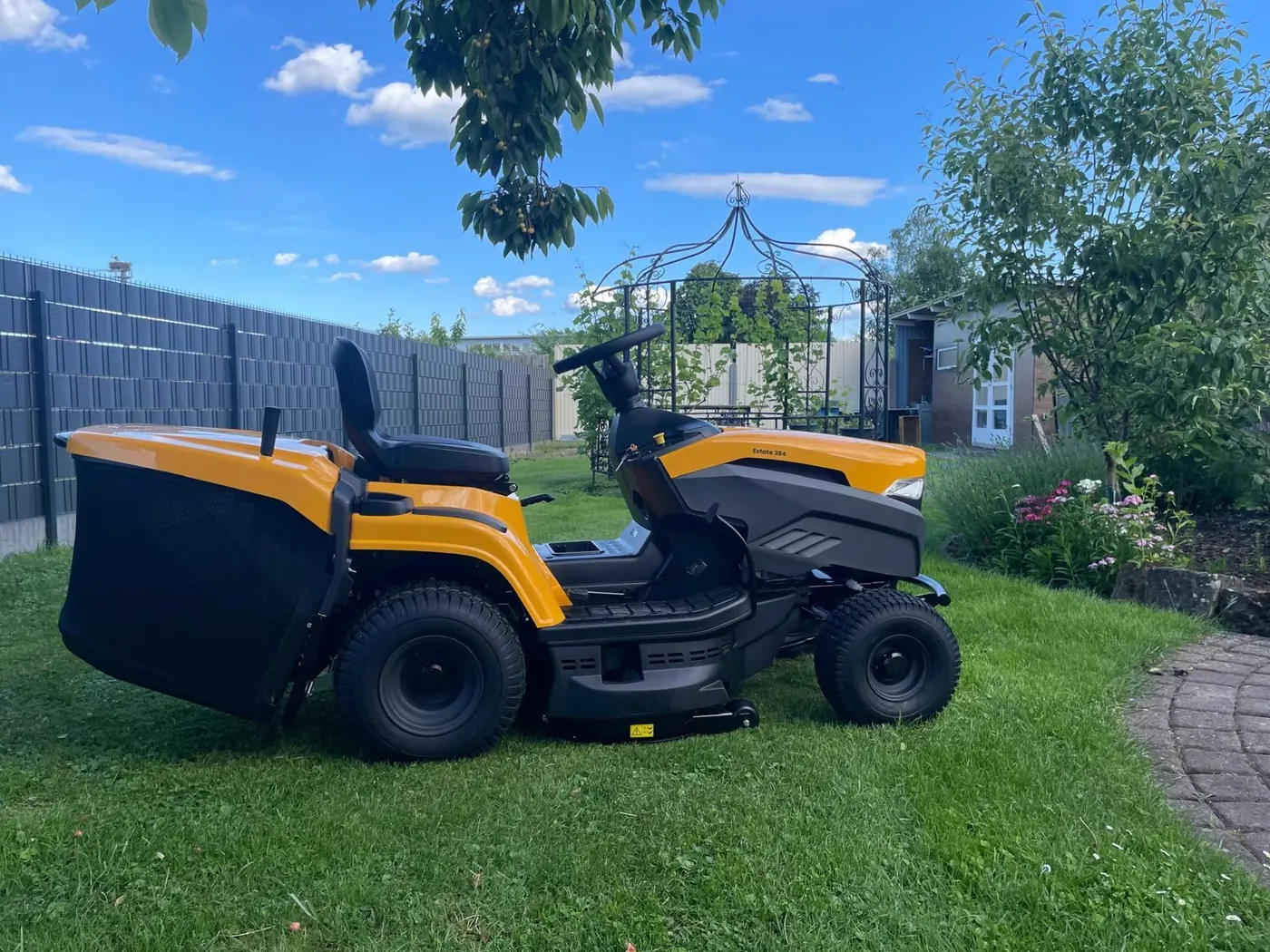 Aufsitzmäher von Schmidt Hausmeisterservice auf einer gepflegten Rasenfläche – Gartenpflege in Lahr
